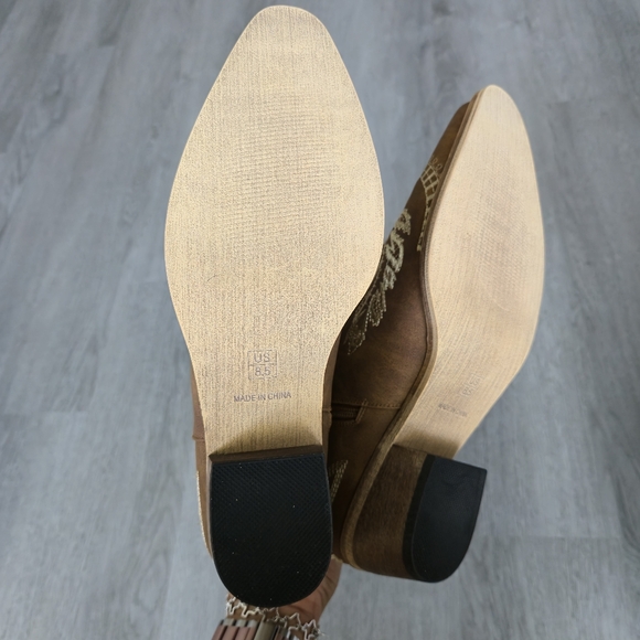 Embroidered Tan Western Cowboy Boots - Picture 4 of 15